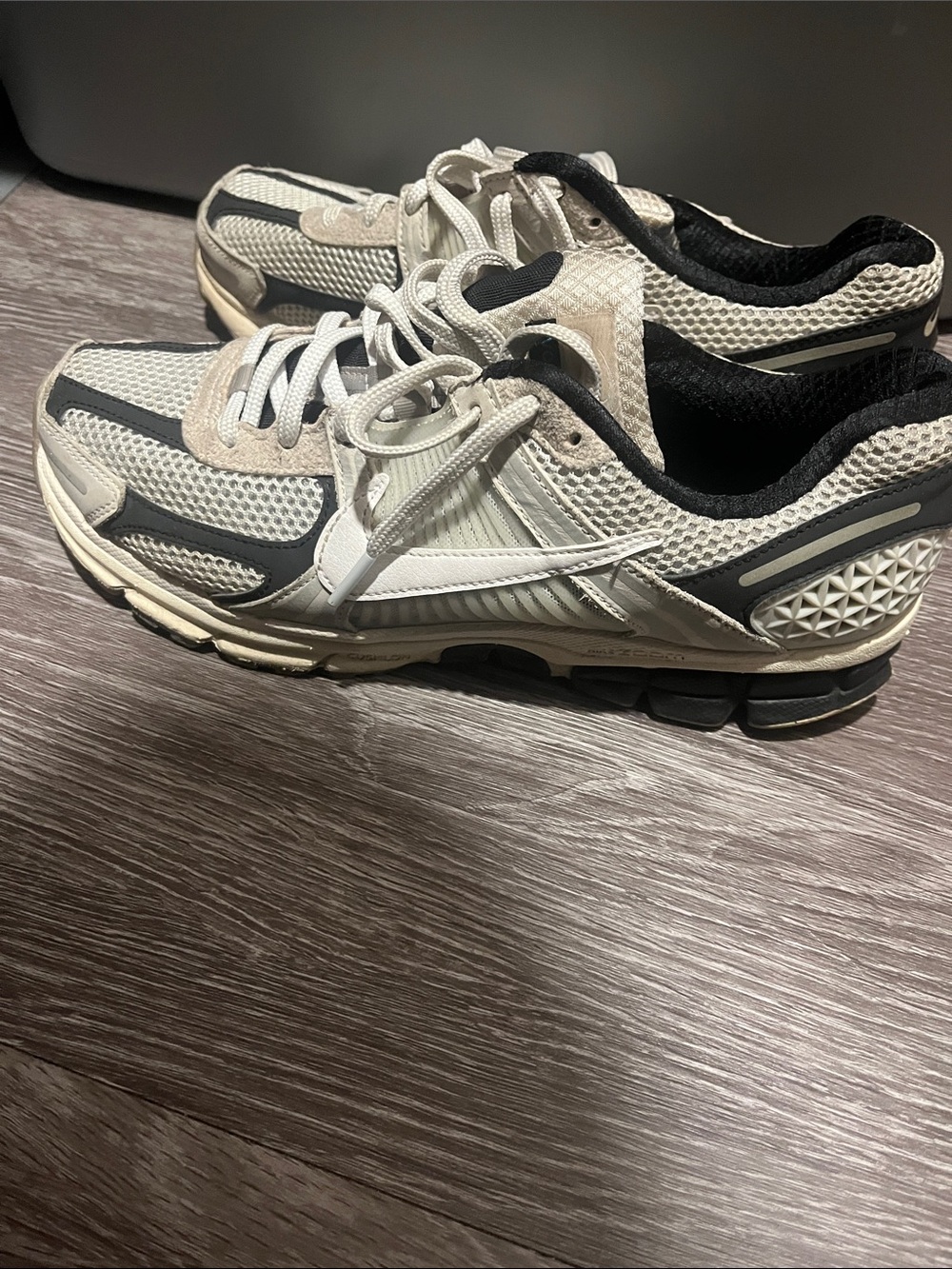 Nike Men's Cream and Black Running Sneakers